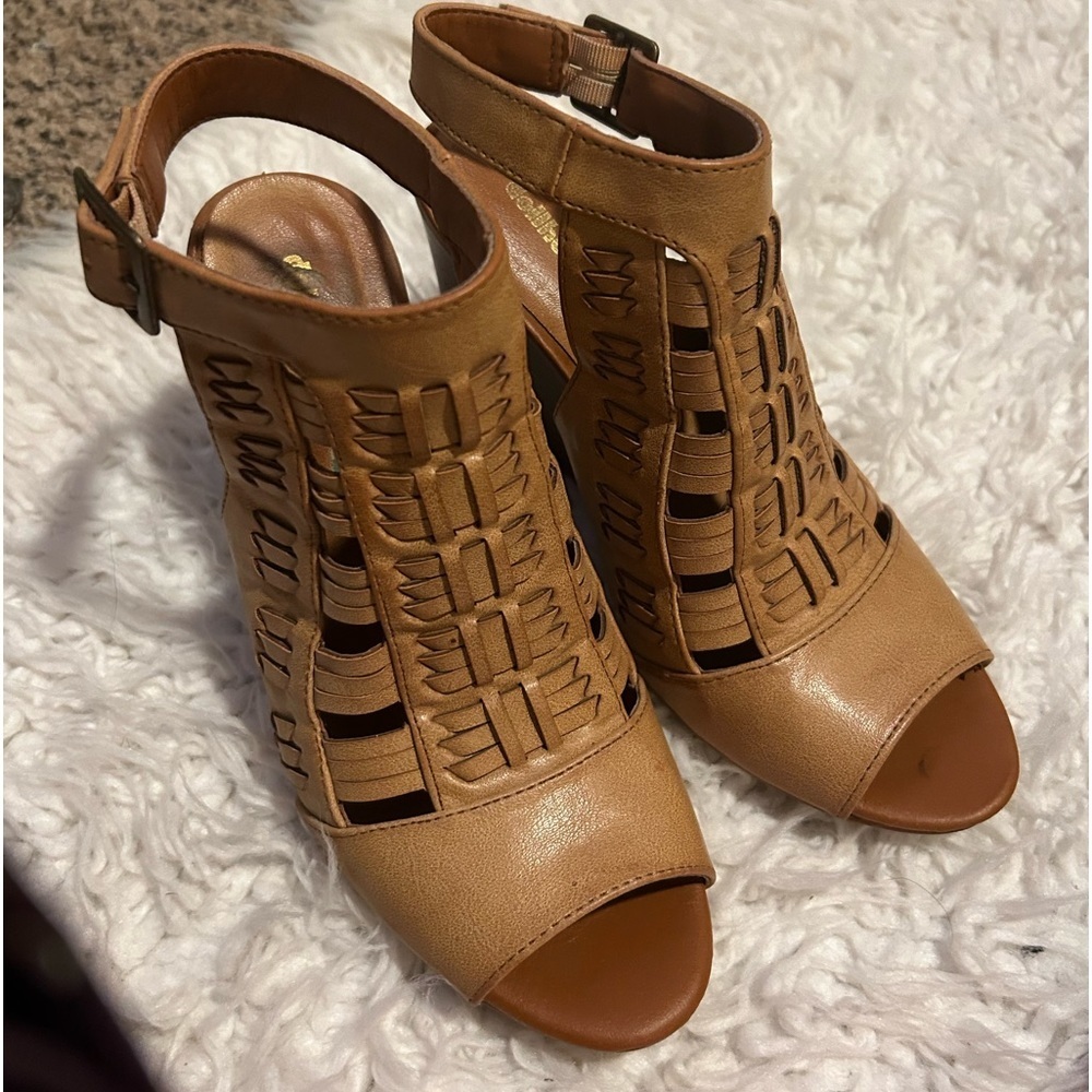 Dollhouse snicker 4in wedge heel sandals 7 EUC S14